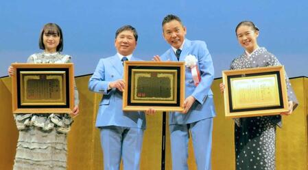 　（左から）安達祐実、爆笑問題の田中裕二と太田光、林屋つる子