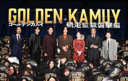 ファンと一緒にフォトセッションを行った（左から）片桐健滋監督、真栄田郷敦、玉木宏、山﨑賢人、山田杏奈、舘ひろし、矢本悠馬（撮影・園田高夫）