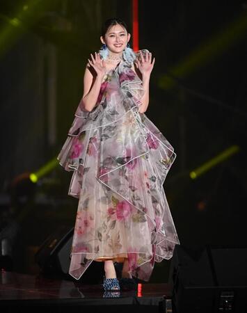 ランウェイを歩くゆうちゃみ（撮影・開出牧）