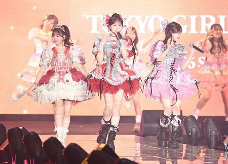 ランウェイで熱唱するＣＡＮＤＹ　ＴＵＮＥ（撮影・開出牧）