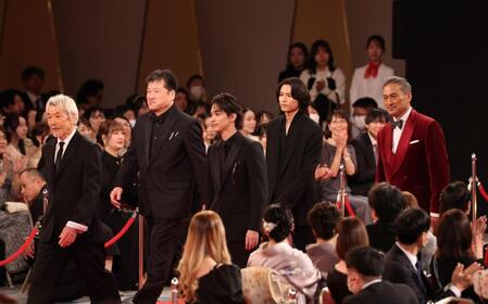 レッドカーペットを歩く優秀助演男優賞を受賞した（左から）田中泯、佐藤二朗、横浜流星、松村北斗、渡辺謙＝１３日