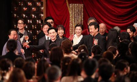 最優秀作品賞を受賞し観客に手を振る吉沢亮（中央左）と「国宝」の関係者（撮影・石井剣太郎）