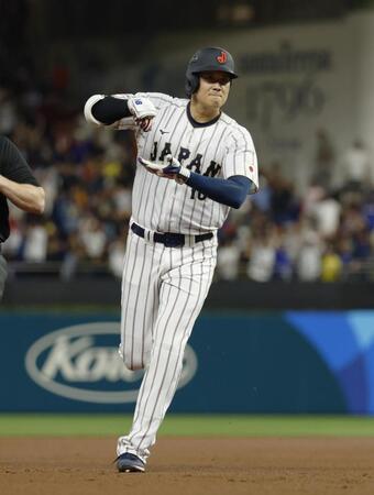 　１回、先頭打者本塁打を放ち「お茶たてポーズ」をする大谷（共同）