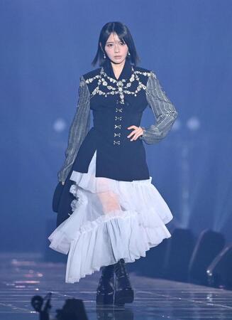 ランウェイを歩くＦＲＵＩＴＳ　ＺＩＰＰＥＲの鎮西寿々歌（撮影・開出牧）