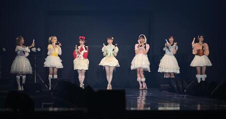 ファンの撮影タイムでポーズをとるＦＲＵＩＴＳ　ＺＩＰＰＥＲ（撮影・開出牧）