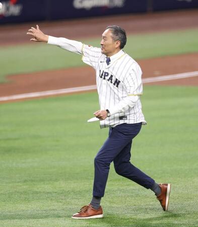 始球式を務めた渡辺謙（撮影・伊藤笙子）