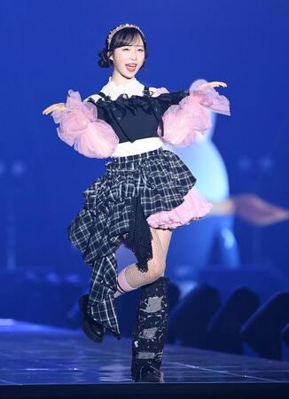 ランウェイで投げキッスするＡＫＢ４８の小栗有以（撮影・開出牧）