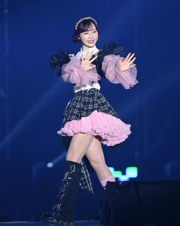 ランウェイでファンに手を振るＡＫＢ４８の小栗有以＝東京・代々木第一体育館（撮影・開出牧）