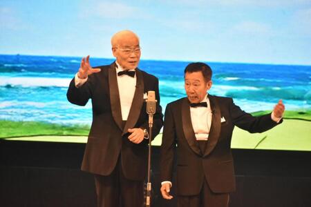 息の合った掛け合いを見せるオール阪神・巨人＝大阪・なんばグランド花月