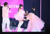 ランウェイで長女の希空（中央）に代わりセンターへ入る辻希美（右）。左端は杉浦太陽（撮影・開出牧）