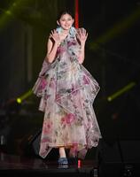 ランウェイを歩くゆうちゃみ（撮影・開出牧）