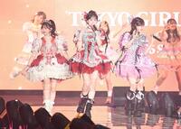 ランウェイで熱唱するＣＡＮＤＹ　ＴＵＮＥ（撮影・開出牧）