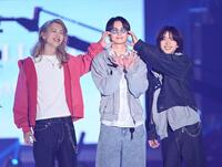 ランウェイでポーズを決める（左から）もーりーしゅーとの森英寿、綱啓永、もーりーしゅーとの森愁斗（撮影・開出牧）