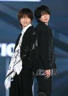 背中を合わせるＫＥＹ　ＴＯ　ＬＩＴの中村嶺亜（左）と井上瑞稀（撮影・堀内翔）