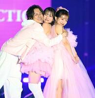 　念願の親子揃ってランウェイを歩き感激の（左から）杉浦太陽、希空、辻希美（撮影・開出牧）