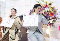 自分の性格チャートを見せ合う中島裕翔（右）と八木莉可子（撮影・吉澤敬太）