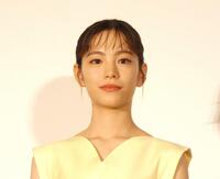 イベントに出席した當真あみ