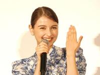 お気に入りのネイルを披露する嵐莉菜