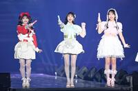 ランウェイでポーズを決めるＦＲＵＩＴＳ　ＺＩＰＰＥＲの（左から）月足天音、櫻井優衣、松本かれん（撮影・開出牧）