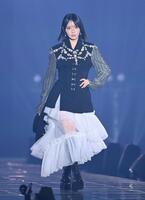 ランウェイを歩くＦＲＵＩＴＳ　ＺＩＰＰＥＲの鎮西寿々歌（撮影・開出牧）