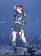 ランウェイでポーズを決めるＦＲＵＩＴＳ　ＺＩＰＰＥＲの月足天音（撮影・開出牧）