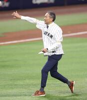 始球式を務めた渡辺謙（撮影・伊藤笙子）