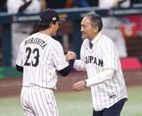 始球式を務め、森下（左）と握手を交わす渡辺謙（撮影・伊藤笙子）