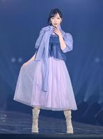 ランウェイでポーズを決めるＡＫＢ４８の小栗有以（撮影・開出牧）