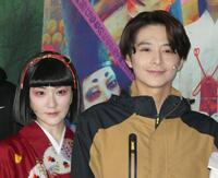 公開通し稽古を行った生駒里奈（左）と小池徹平