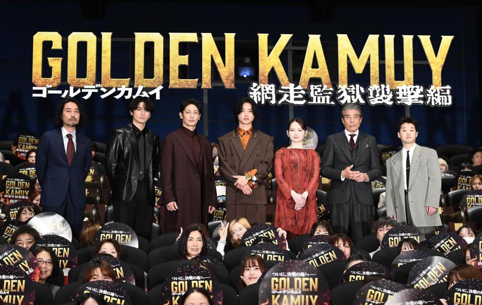 ファンと一緒にフォトセッションを行った（左から）片桐健滋監督、真栄田郷敦、玉木宏、山﨑賢人、山田杏奈、舘ひろし、矢本悠馬（撮影・園田高夫）