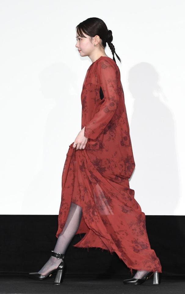 降壇する山田杏奈（撮影・園田高夫）