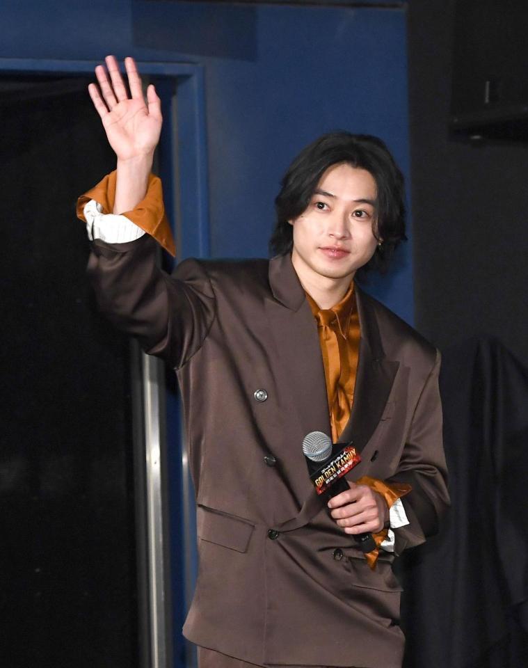 ファンに手を振り登場した山﨑賢人（撮影・園田高夫）