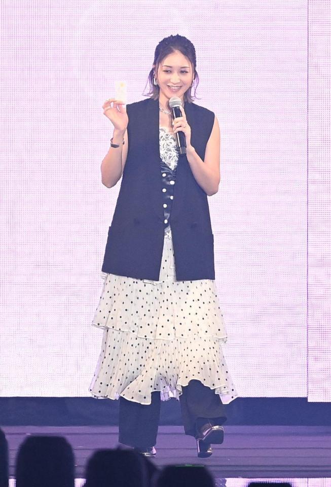 マタニティドレスで登場した池田美優（撮影・開出牧）