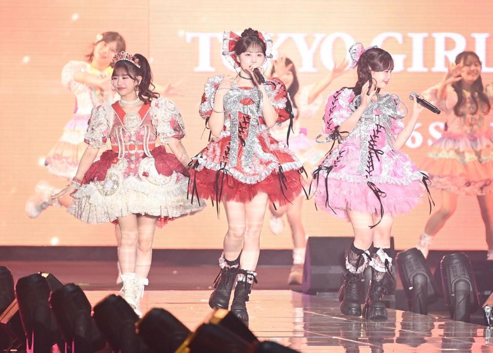 ランウェイで熱唱するＣＡＮＤＹ　ＴＵＮＥ（撮影・開出牧）