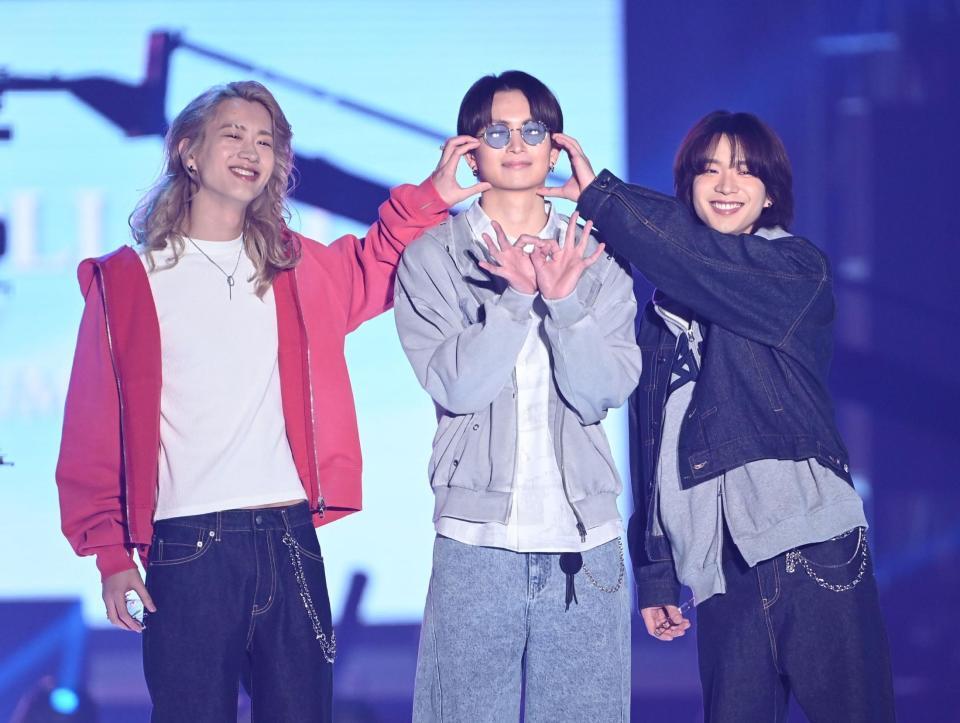 ランウェイでポーズを決める（左から）もーりーしゅーとの森英寿、綱啓永、もーりーしゅーとの森愁斗（撮影・開出牧）