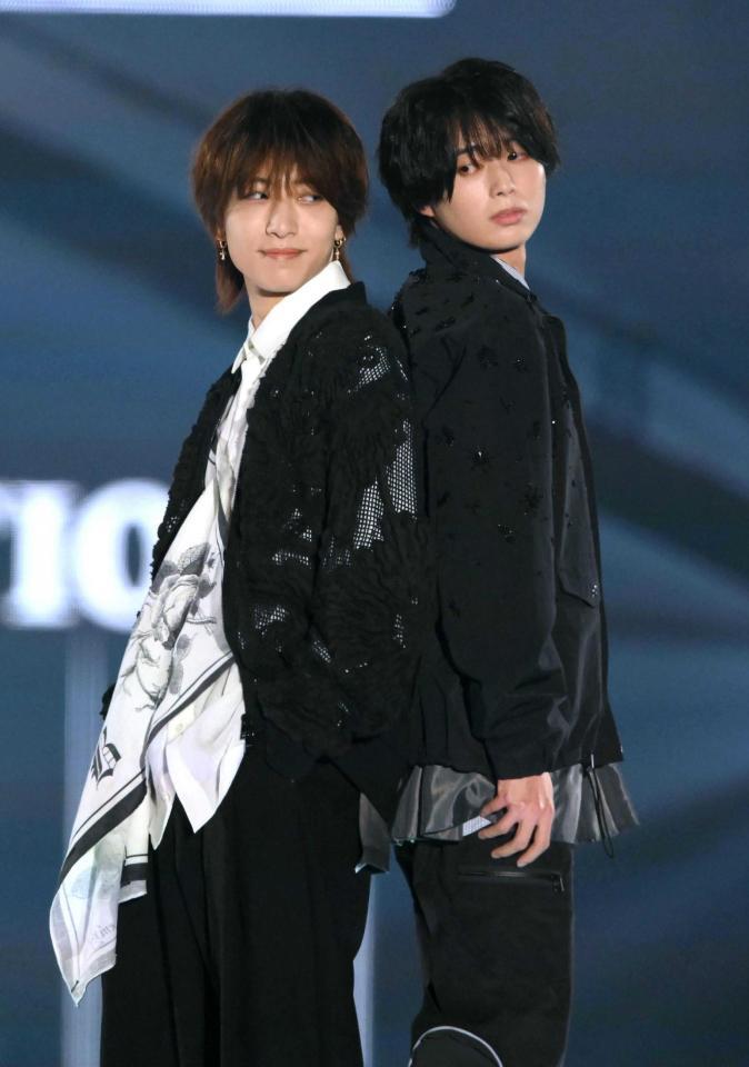 背中を合わせるＫＥＹ　ＴＯ　ＬＩＴの中村嶺亜（左）と井上瑞稀（撮影・堀内翔）