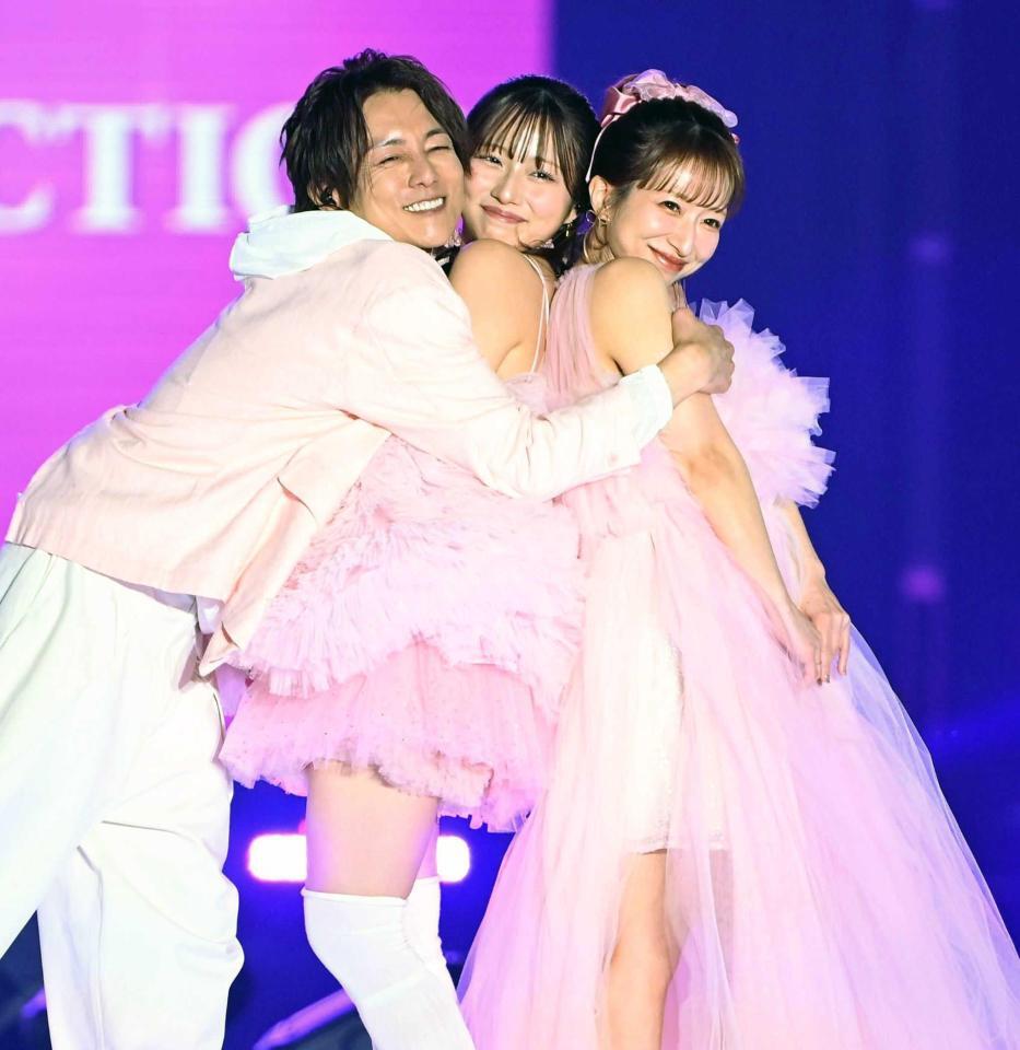 　念願の親子揃ってランウェイを歩き感激の（左から）杉浦太陽、希空、辻希美（撮影・開出牧）