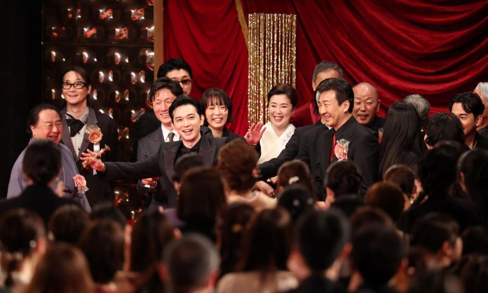 最優秀作品賞を受賞し観客に手を振る吉沢亮（中央左）と「国宝」の関係者（撮影・石井剣太郎）