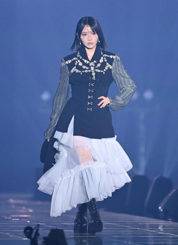 ランウェイを歩くＦＲＵＩＴＳ　ＺＩＰＰＥＲの鎮西寿々歌（撮影・開出牧）