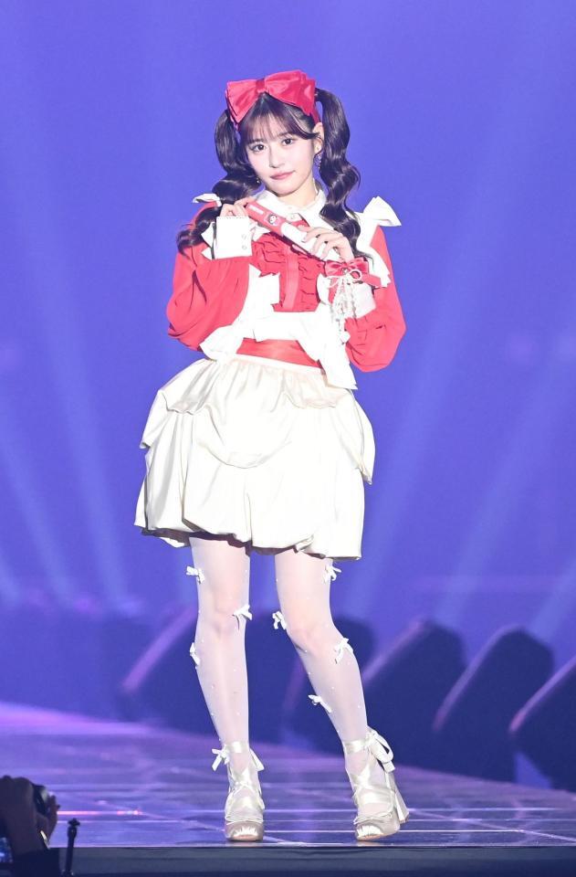 ランウェイでポーズを決めるＦＲＵＩＴＳ　ＺＩＰＰＥＲの月足天音（撮影・開出牧）