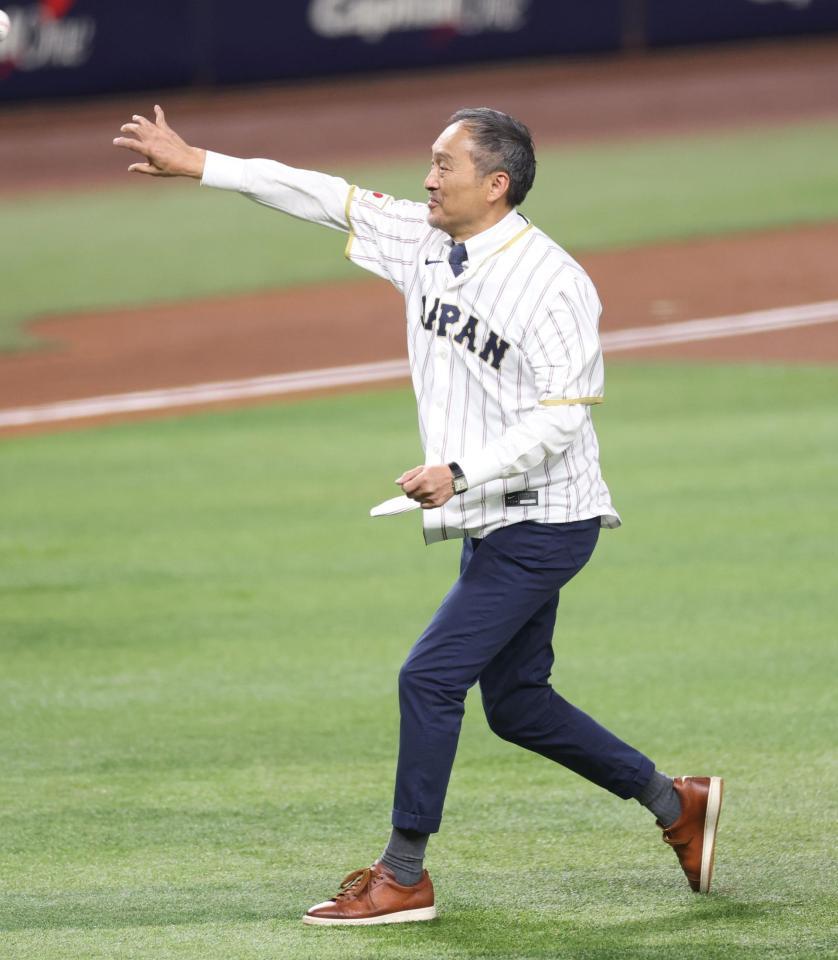 始球式を務めた渡辺謙（撮影・伊藤笙子）
