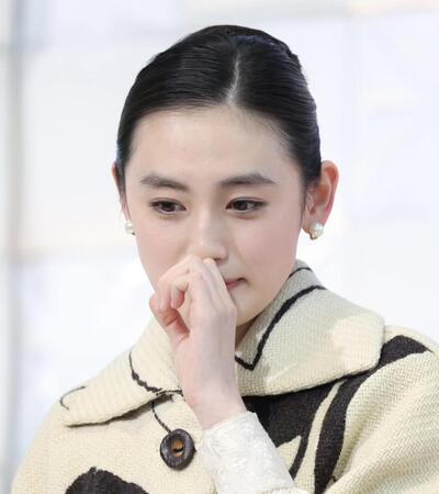ビデオメッセージを見て感動する八木莉可子（撮影・吉澤敬太）