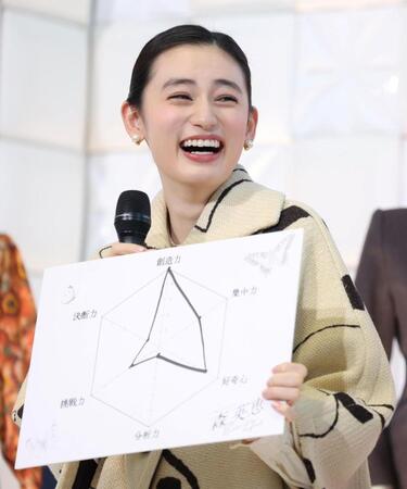 笑顔でチャートを披露する八木莉可子（撮影・吉澤敬太）