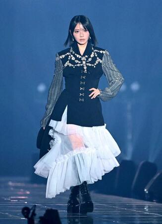 ランウェイを歩くＦＲＵＩＴＳ　ＺＩＰＰＥＲの鎮西寿々歌