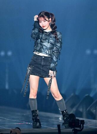 ランウェイでポーズを決めるＦＲＵＩＴＳ　ＺＩＰＰＥＲの月足天音