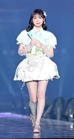 ランウェイを歩くＦＲＵＩＴＳ　ＺＩＰＰＥＲの櫻井優衣