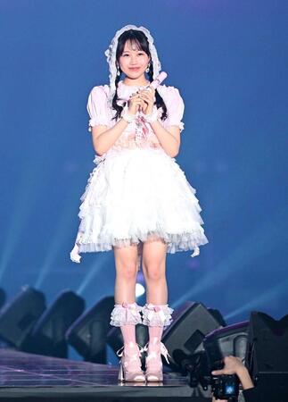 ランウェイで笑顔をふりまく松本かれん