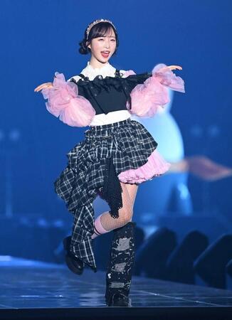 ランウェイで投げキッスするＡＫＢ４８の小栗有以