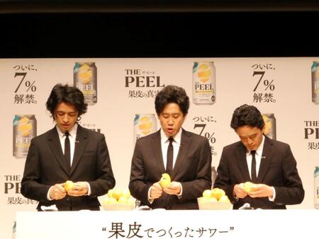 皮剥き対決を行う（左から）斎藤工、大泉洋、池松壮亮