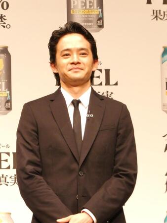 会見に登場した池松壮亮